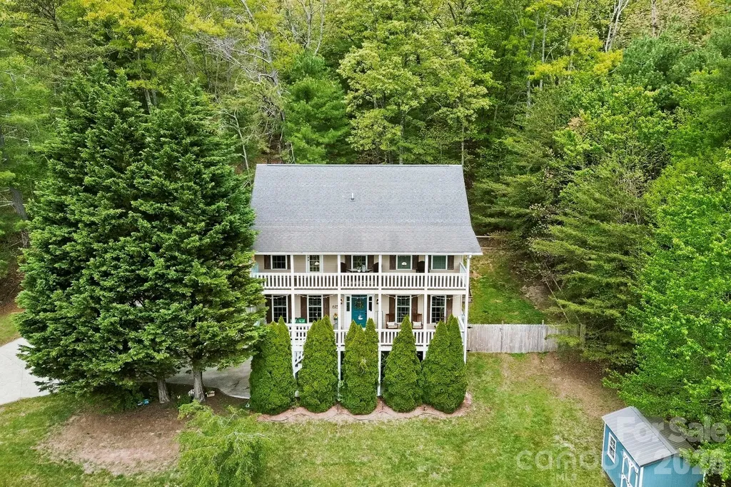 10 Country Road Hendersonville NC 28791
