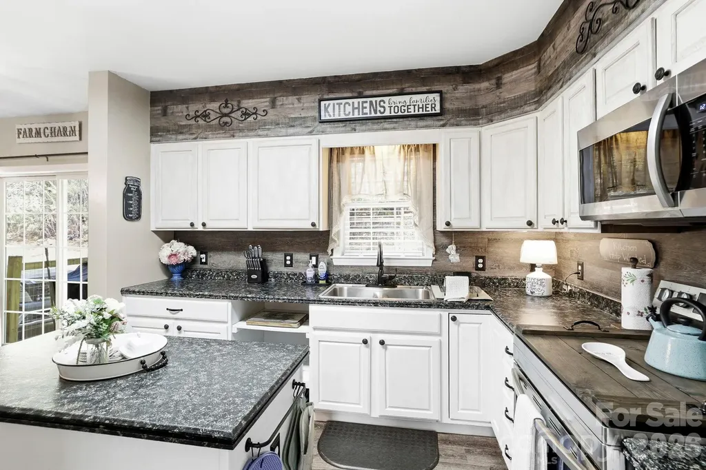 10 Country Road Hendersonville NC 28791