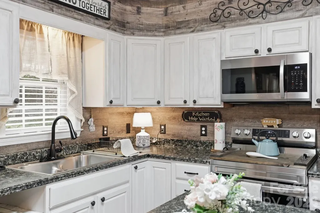 10 Country Road Hendersonville NC 28791