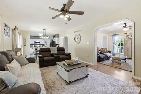 10 Country Road Hendersonville NC 28791