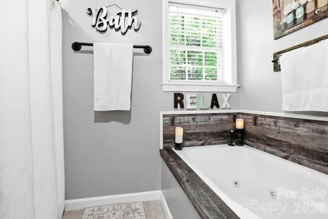 10 Country Road Hendersonville NC 28791