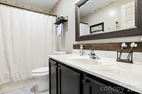 10 Country Road Hendersonville NC 28791