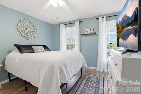 10 Country Road Hendersonville NC 28791