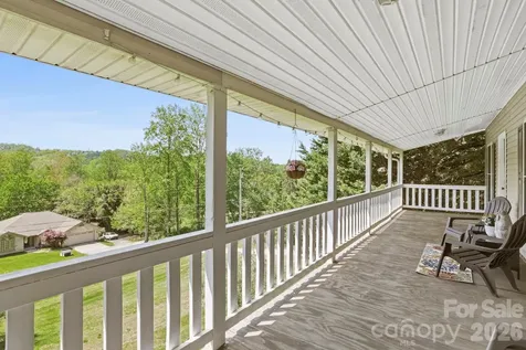 10 Country Road Hendersonville NC 28791