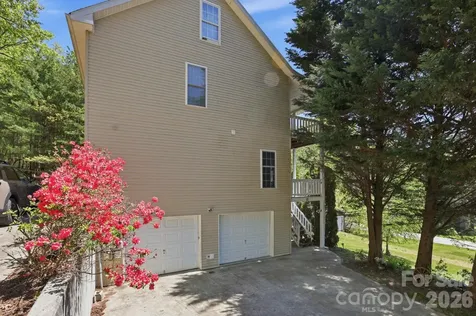 10 Country Road Hendersonville NC 28791