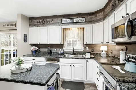10 Country Road Hendersonville NC 28791