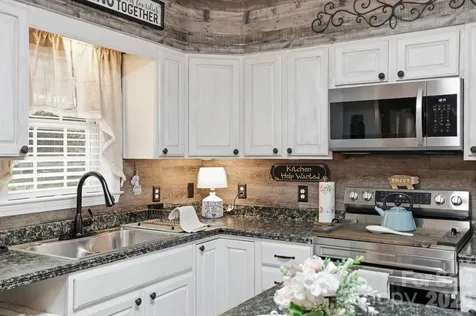 10 Country Road Hendersonville NC 28791