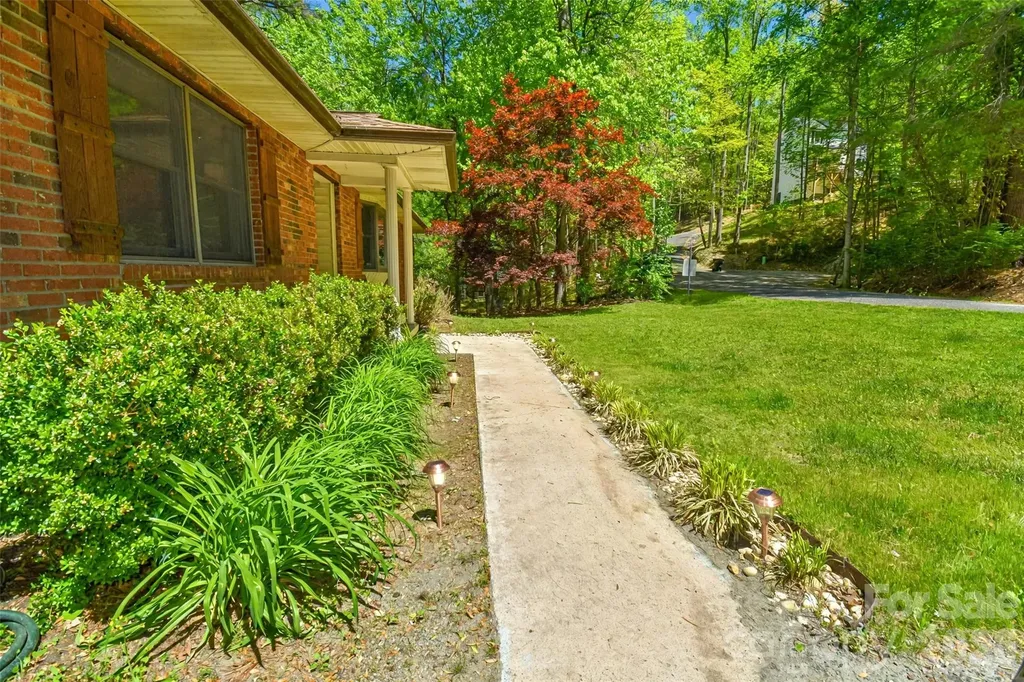 14 N Willow Wood Trail Hendersonville NC 28739