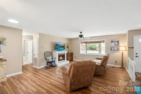 14 N Willow Wood Trail Hendersonville NC 28739