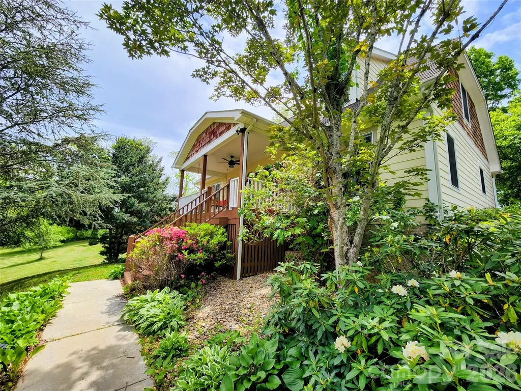 17 Squires Lane Candler NC 28715