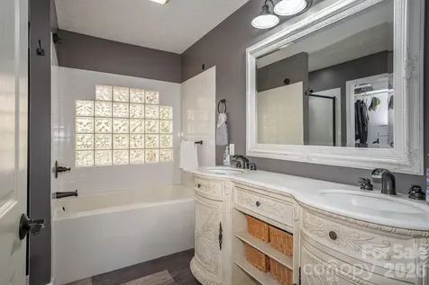 17 Squires Lane Candler NC 28715
