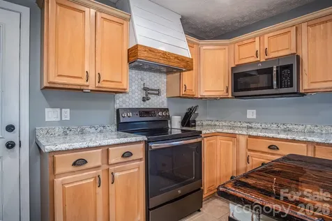 17 Squires Lane Candler NC 28715