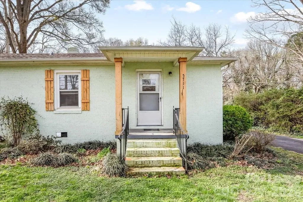 5711 Oak Drive Charlotte NC 28216