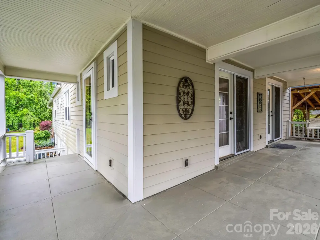 104 W Lake Avenue Hendersonville NC 28739