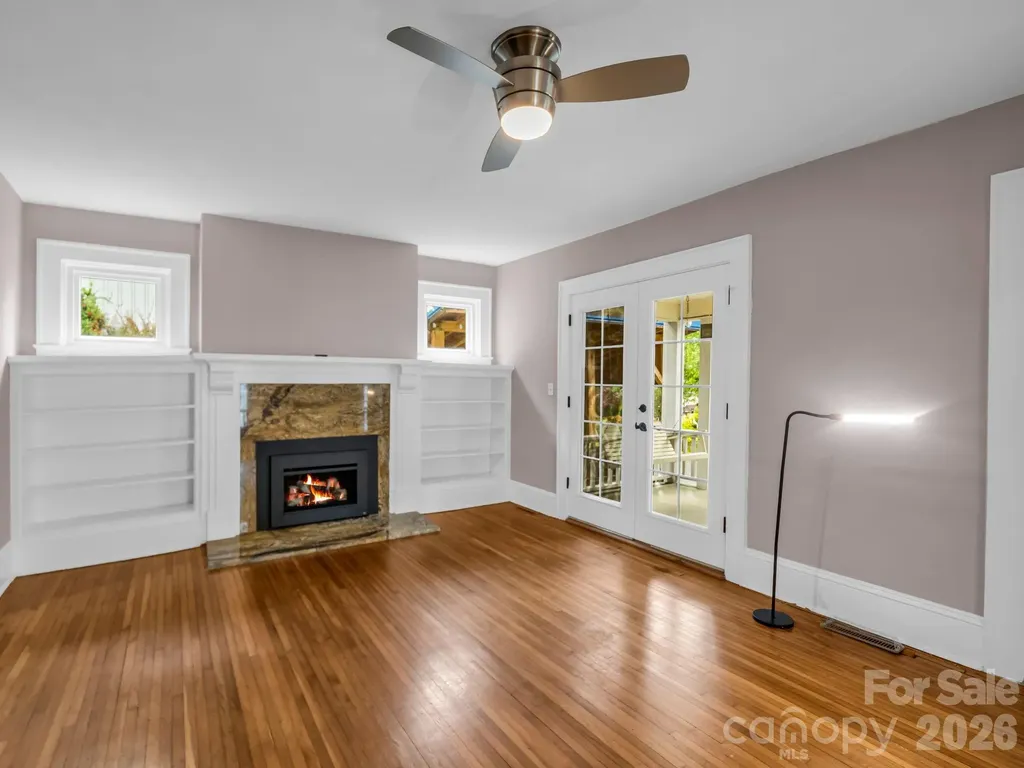 104 W Lake Avenue Hendersonville NC 28739