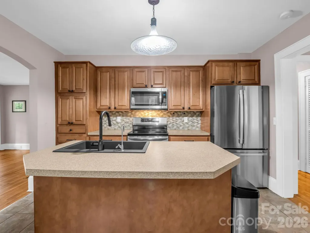 104 W Lake Avenue Hendersonville NC 28739
