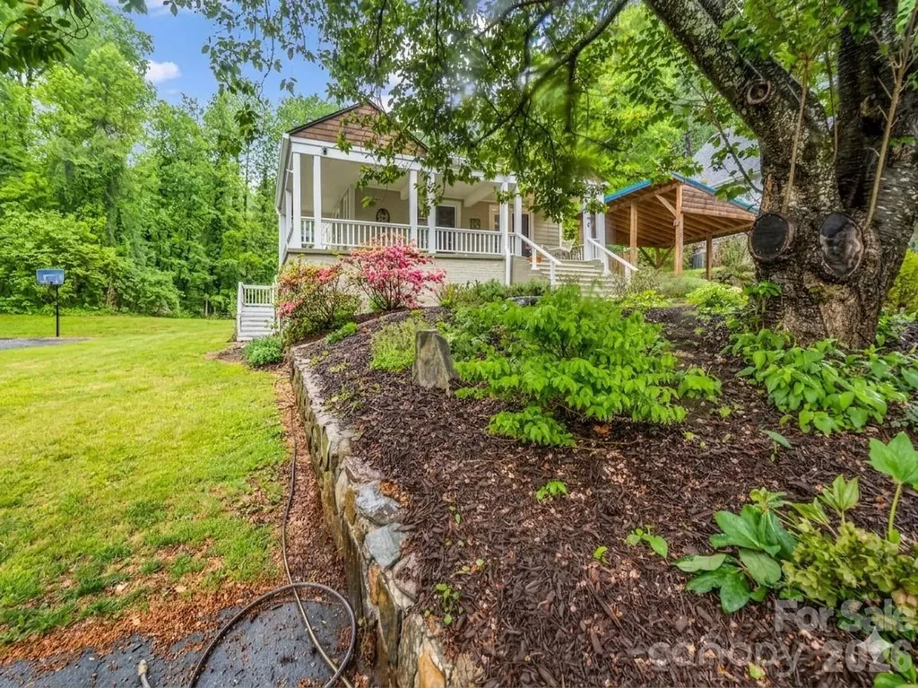 104 W Lake Avenue Hendersonville NC 28739