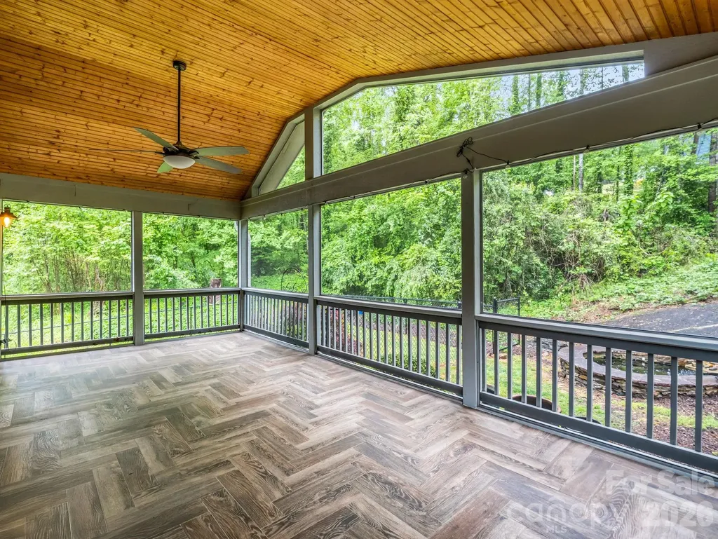 104 W Lake Avenue Hendersonville NC 28739