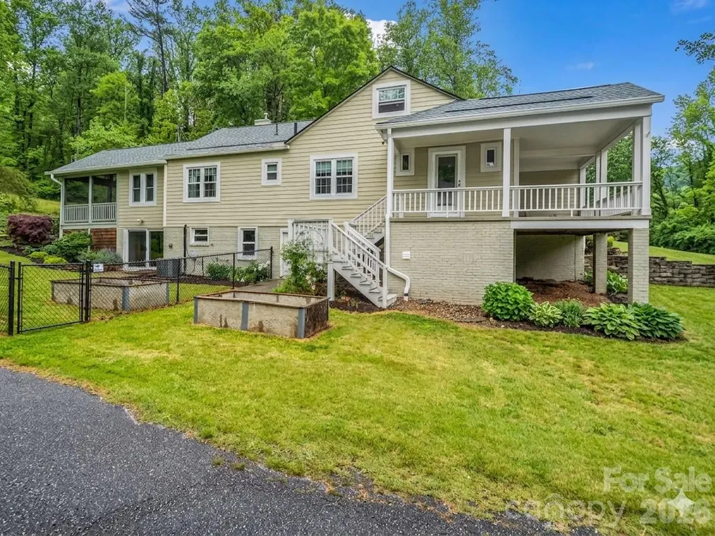104 W Lake Avenue Hendersonville NC 28739