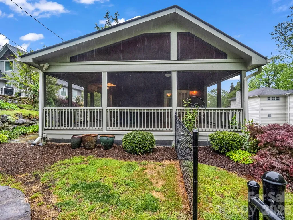 104 W Lake Avenue Hendersonville NC 28739