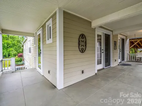 104 W Lake Avenue Hendersonville NC 28739