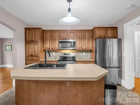 104 W Lake Avenue Hendersonville NC 28739