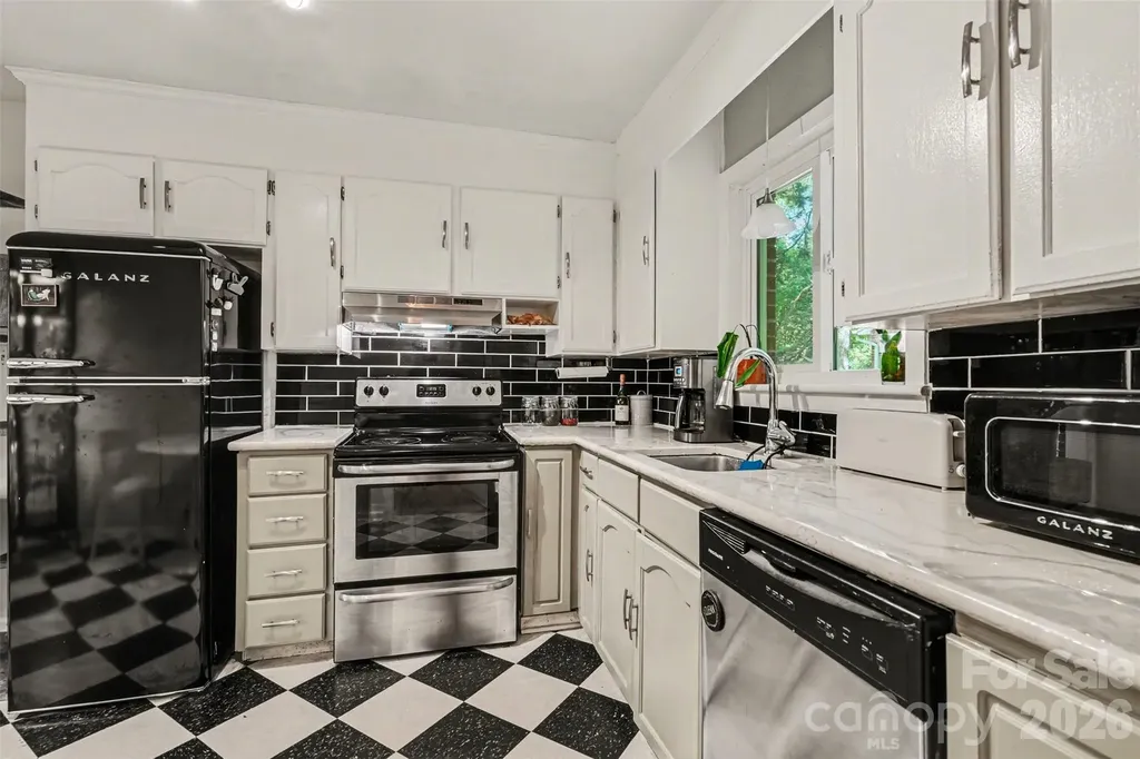3942 Glenville Avenue Charlotte NC 28215