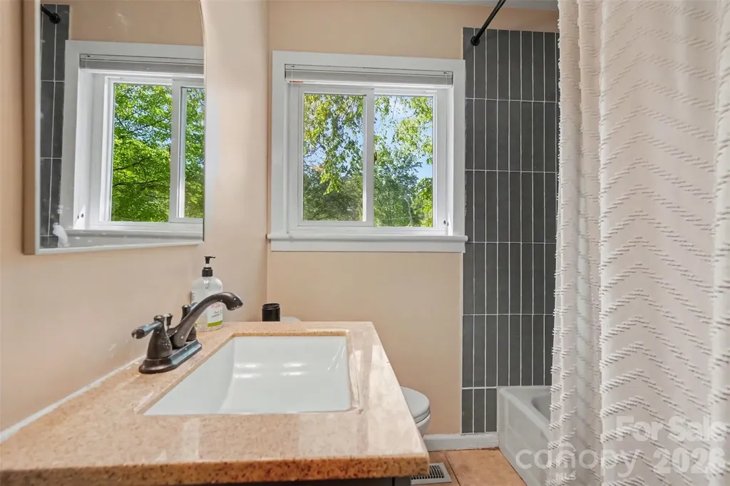 3942 Glenville Avenue Charlotte NC 28215