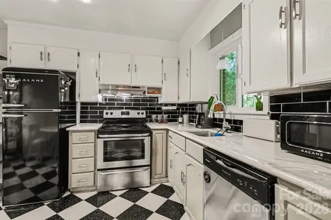 3942 Glenville Avenue Charlotte NC 28215