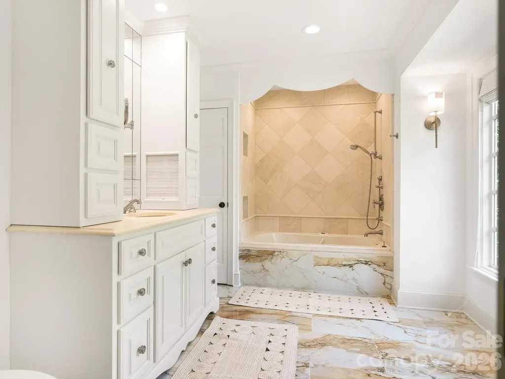 2738 Beverwyck Road Charlotte NC 28211