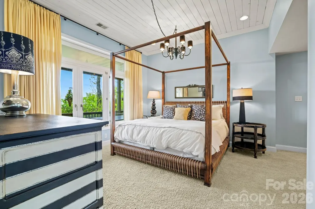 1052 Toxaway Drive Lake Toxaway NC 28747
