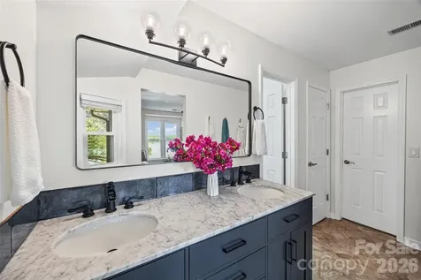 9709 Emerald Point Drive Charlotte NC 28278