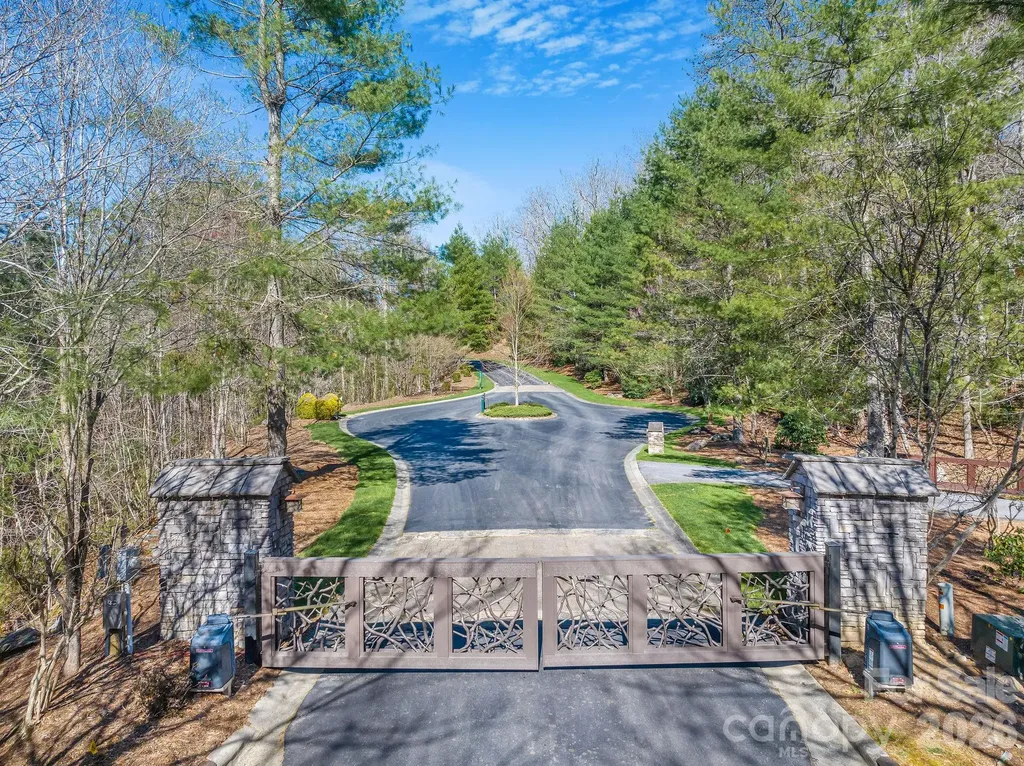 140 Woodhen Way Horse Shoe NC 28742