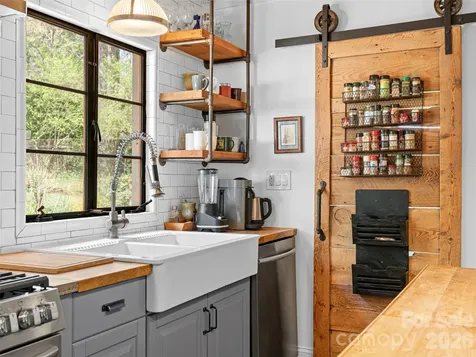 686 New Haw Creek Road Asheville NC 28805