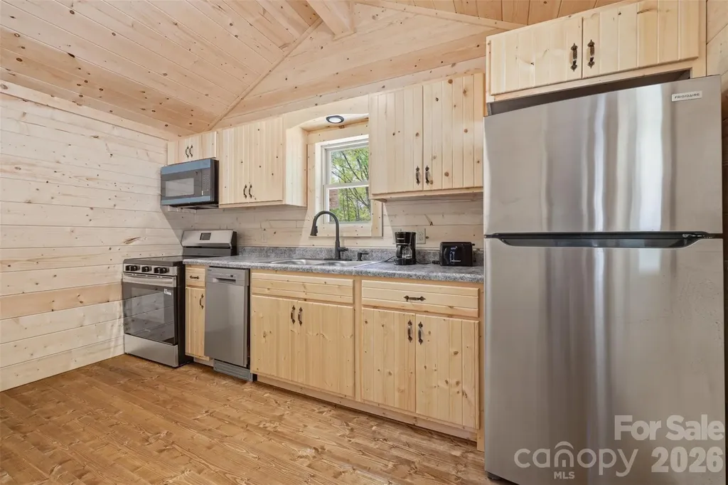 387 Tree Top Circle Fleetwood NC 28626