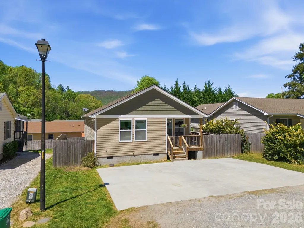 9 Half Moon Drive Swannanoa NC 28778