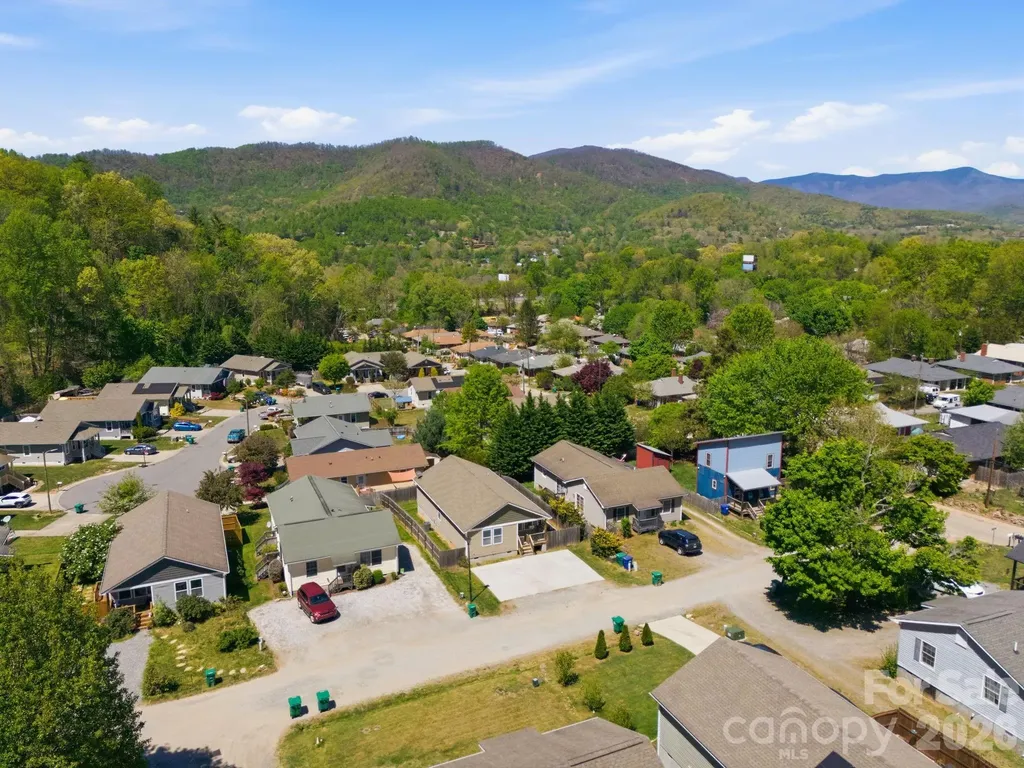 9 Half Moon Drive Swannanoa NC 28778