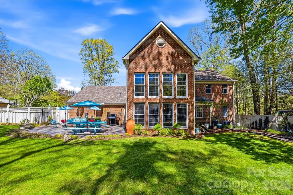 1218 Everette Place Hendersonville NC 28791