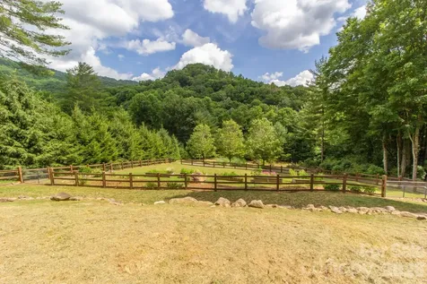 2811 Poplar Creek Road Green Mountain NC 28740