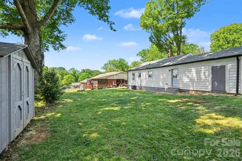 204 N Oak Street Lowell NC 28098