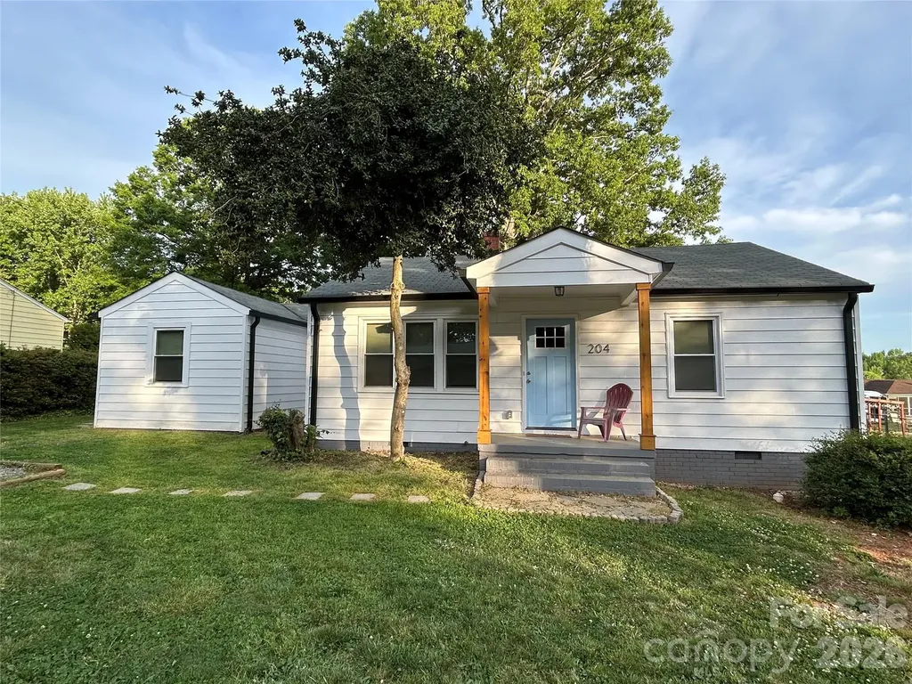 204 N Oak Street Lowell NC 28098