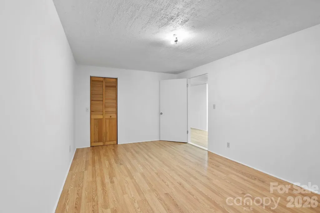 5 Country Road Hendersonville NC 28791