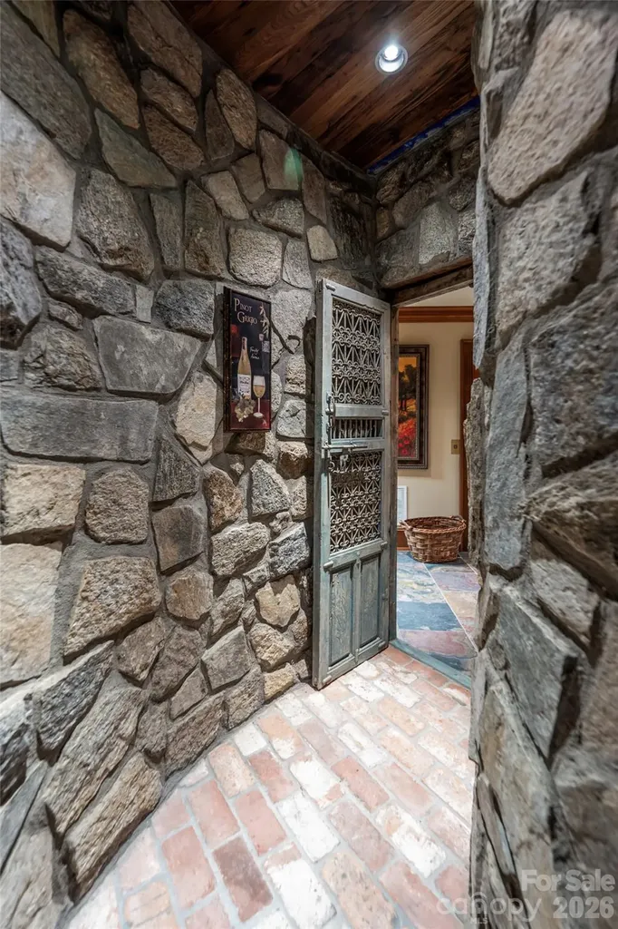 83 Summit Tower Circle Asheville NC 28804