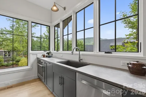 18 Wordsworth Road Black Mountain NC 28711