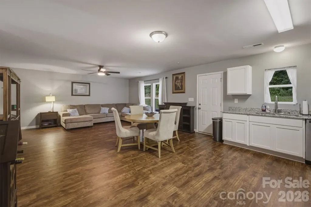 1916 Country Way Hickory NC 28601