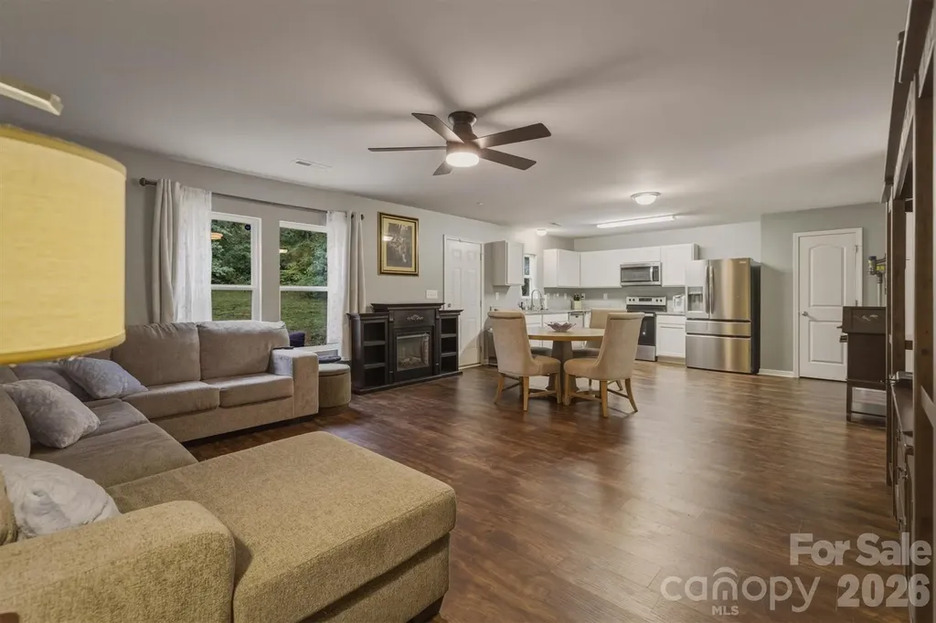 1916 Country Way Hickory NC 28601