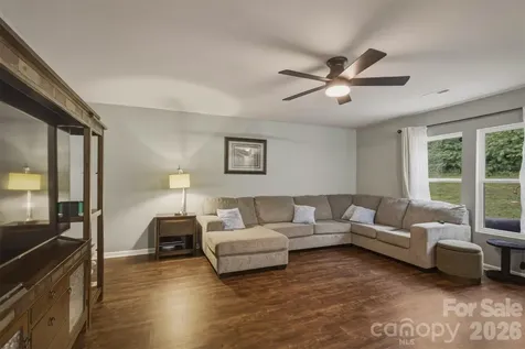 1916 Country Way Hickory NC 28601