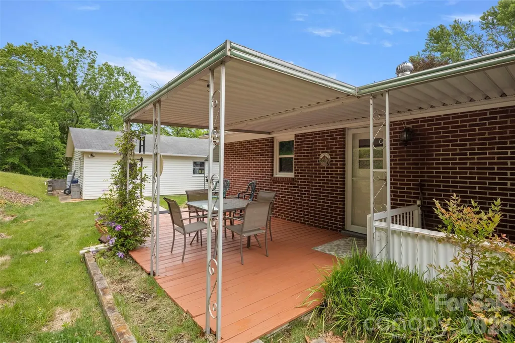 83 Honeysuckle Lane Burnsville NC 28714