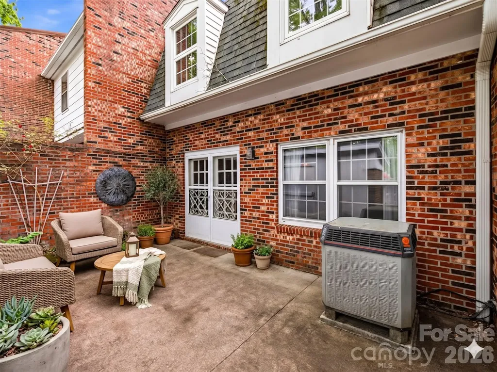 1409 Kensington Road Hendersonville NC 28791