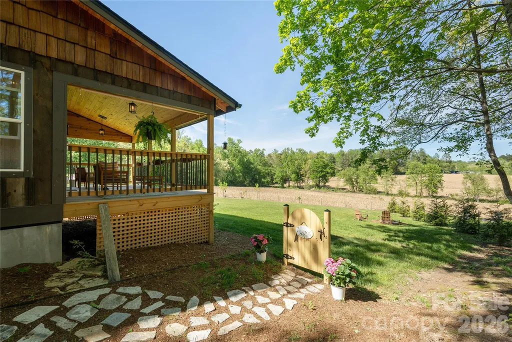 18 N Bear View Drive Hendersonville NC 28792